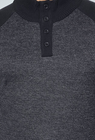 SD7 Pull met knopen turtle hals JM207 SD7 Pull met knopen turtle hals JM207