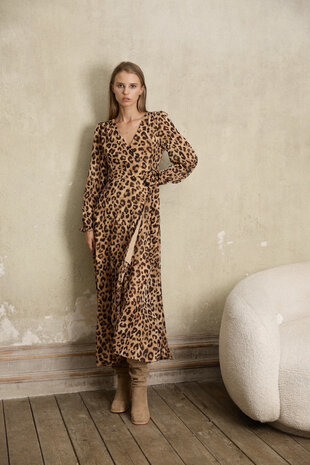 Musy Muse Wikkel jurk panter print 2150 Musy Muse Wikkel jurk panter print 2150