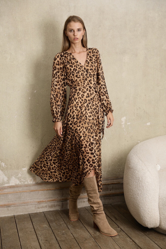 Musy Muse Wikkel jurk panter print 2150 Musy Muse Wikkel jurk panter print 2150