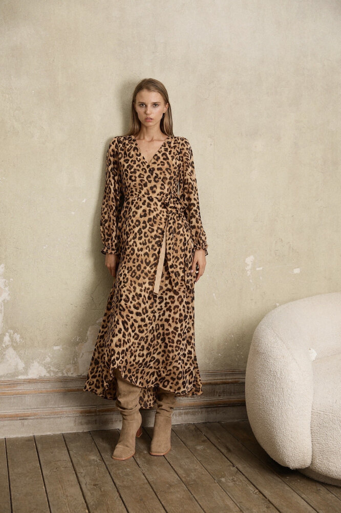 Musy Muse Wikkel jurk panter print 2150 Musy Muse Wikkel jurk panter print 2150