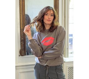 Ivy Beau Sweater red lips Shira