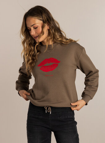 Ivy Beau Sweater red lips Shira