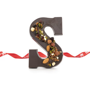 Luxuriöser Schokoladenbrief mit getrockneten Nüssen und Früchten