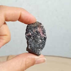 Terra Vita Ruwe Rhodoniet uit Madagaskar (5 cm)