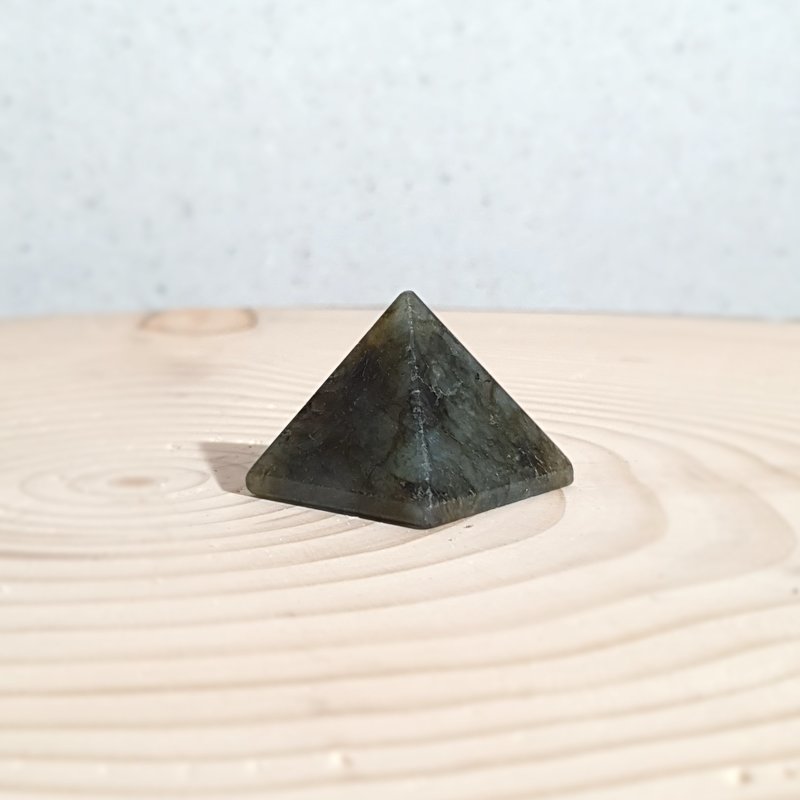 Terra Vita Labradorite Pyramid (3 cm)