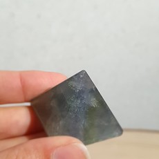 Terra Vita Fluorite Pyramid (3 cm)