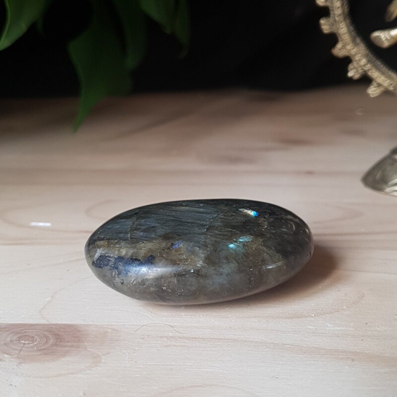 Terra Vita Labradorite Palm Stone (5 cm)