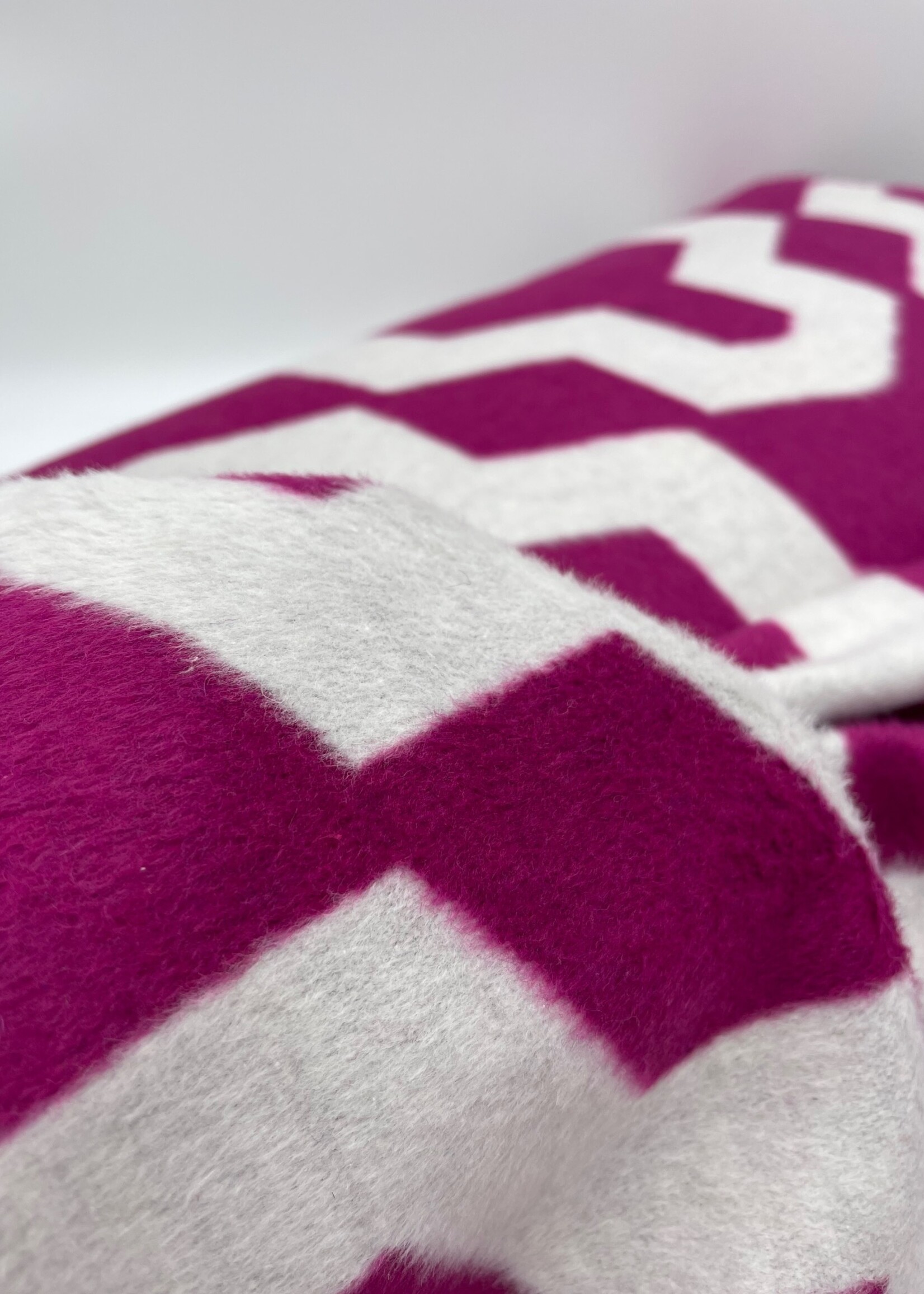 A La Ville mantel fuschia print