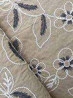 A La Ville beige geborduurd