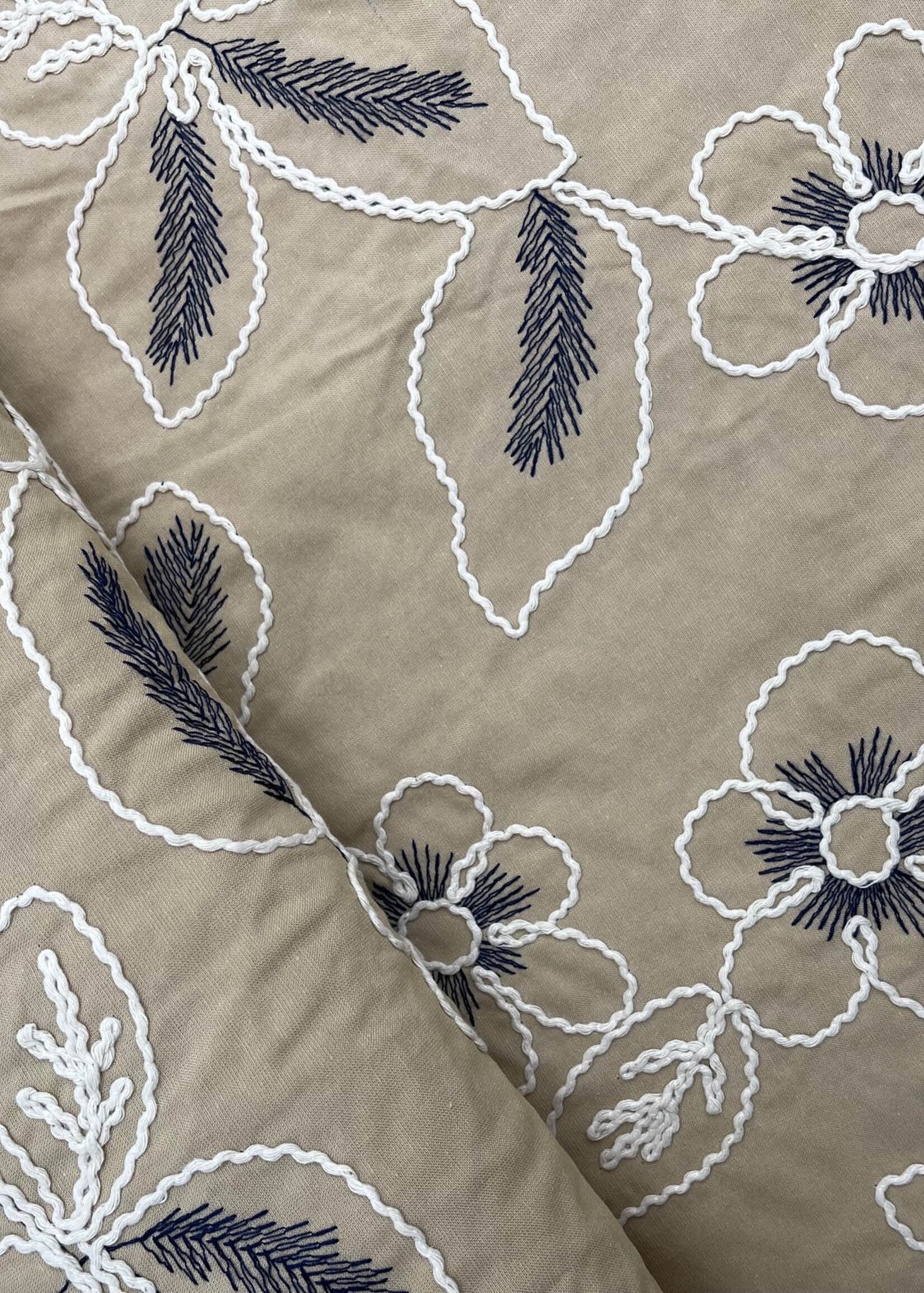 A La Ville beige geborduurd