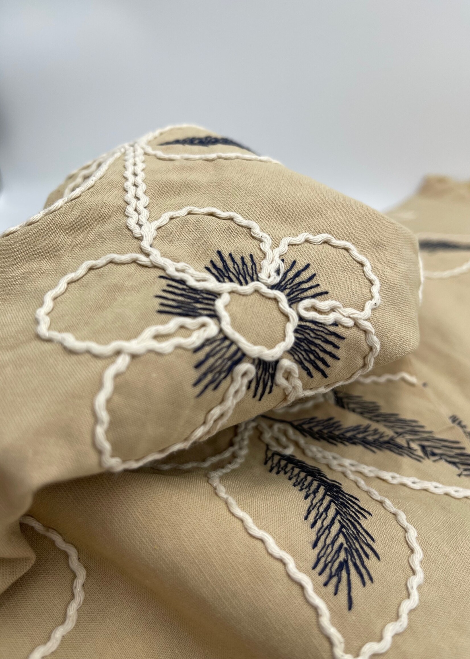 A La Ville beige geborduurd