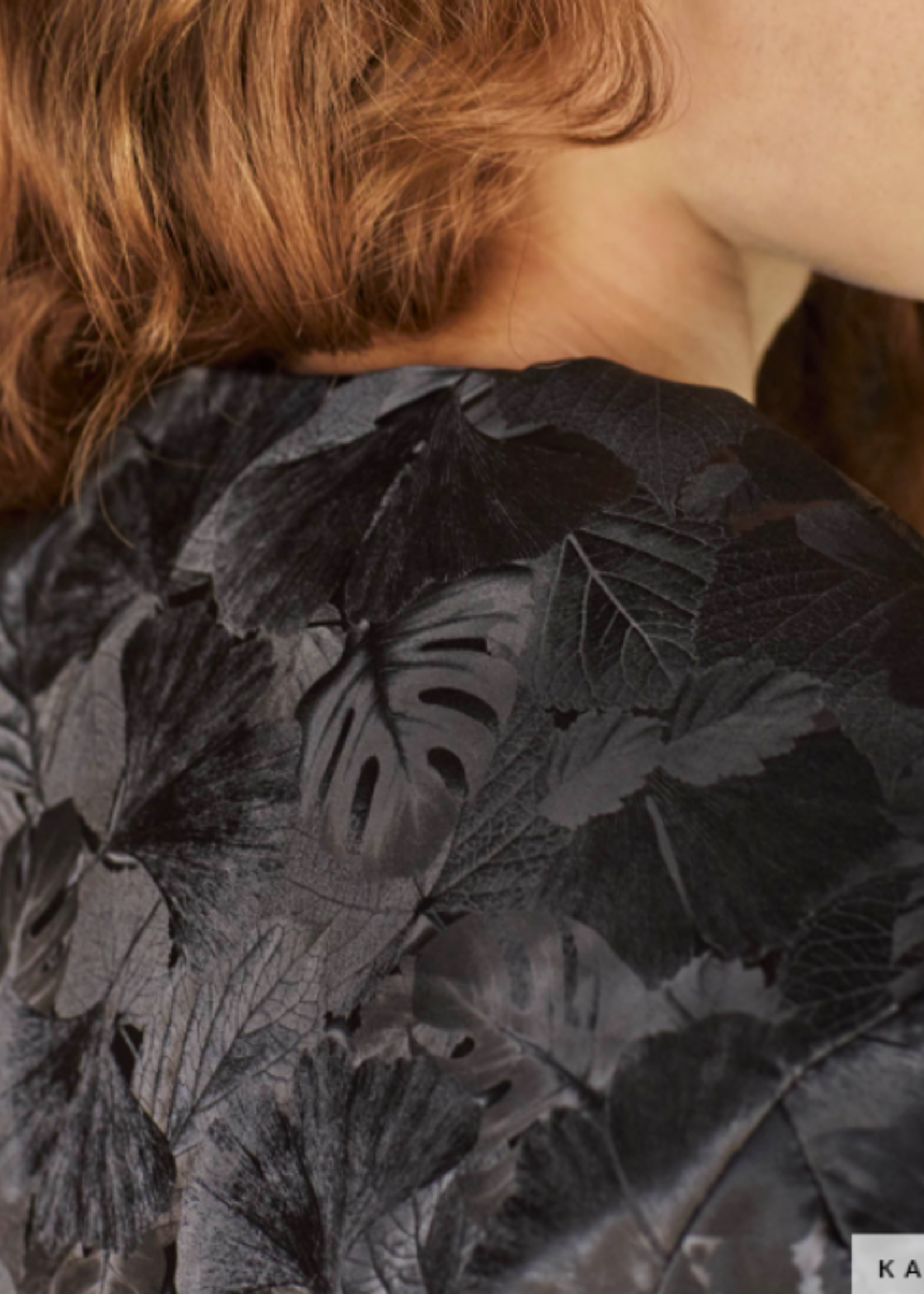 Katia ° Stof Peachskin - Leaves - Zwart