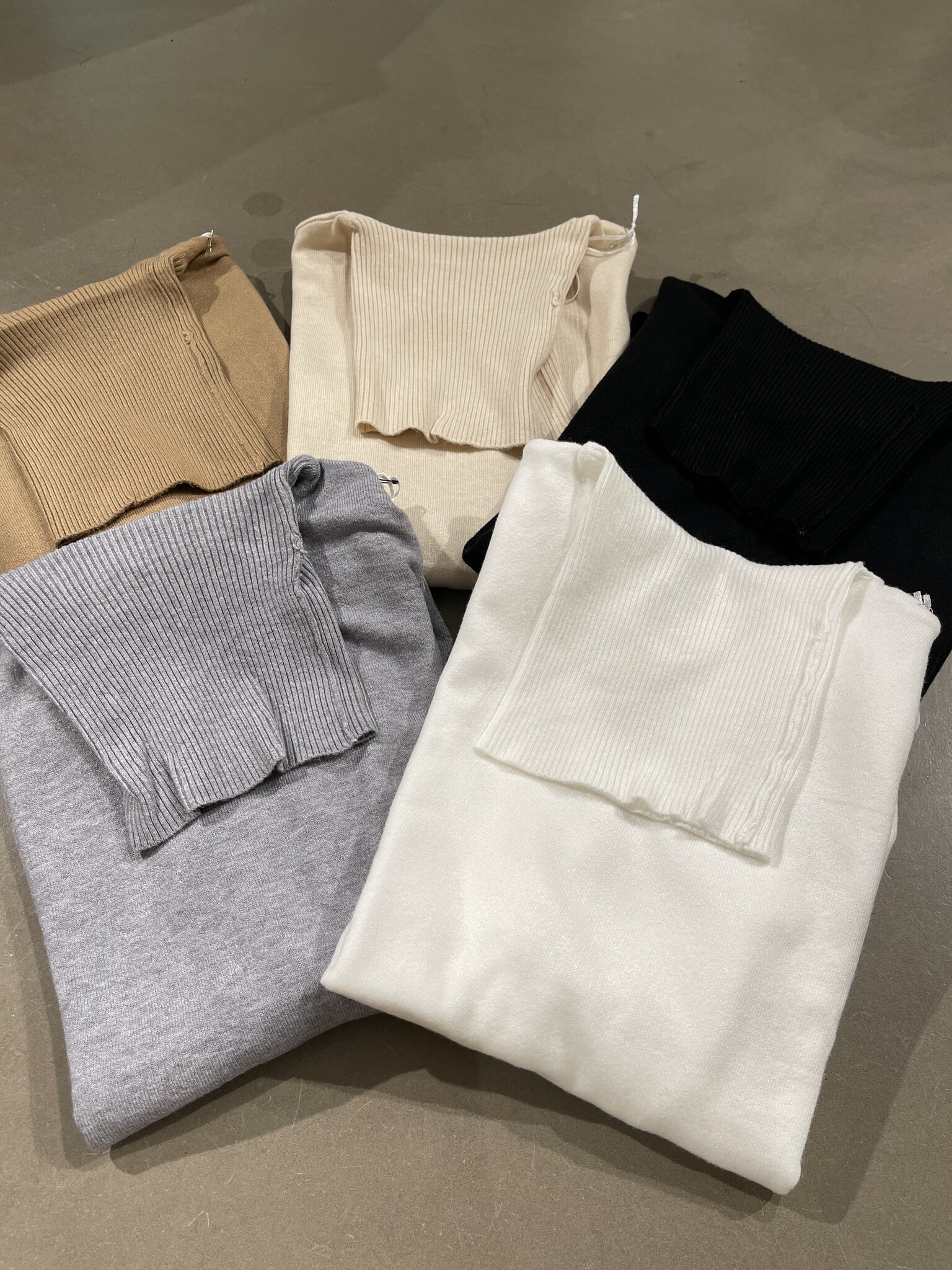 Yako - V-Neck Short-Sleeve Knit Top