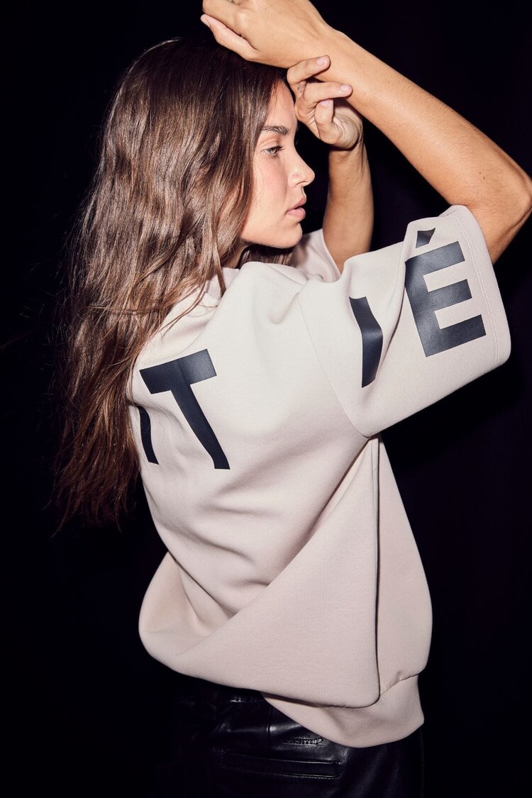 Haute L'Amitié Maxi Split SS Logo Sweat Beige