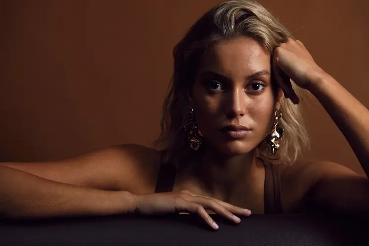 Bow19 Leaf Earrings Metallic Gold