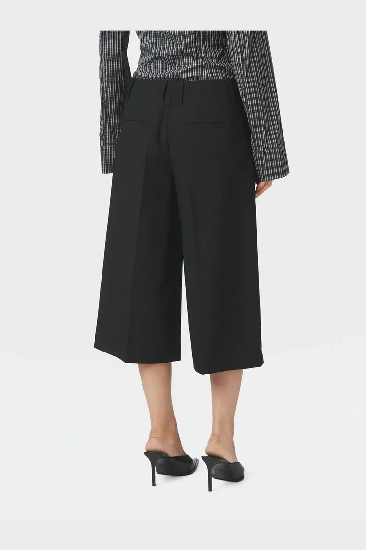 Neo Noir Hannah Bermuda Short Black
