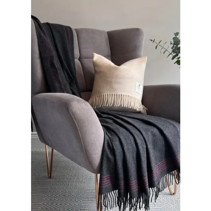 McNutt of Donegal Plaid Charcoal & Raspberry 200 x 145 cm