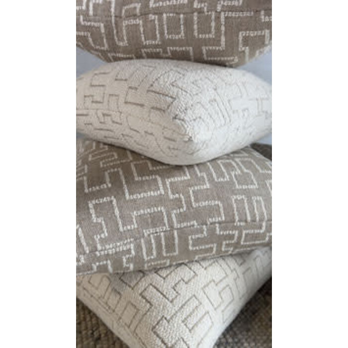 Omar Antwerp Connor Ivory Reverse Cushion