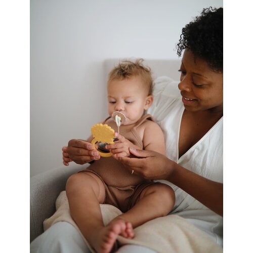 MUSHIE lion teether - soft yellow