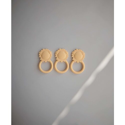 MUSHIE lion teether - soft yellow