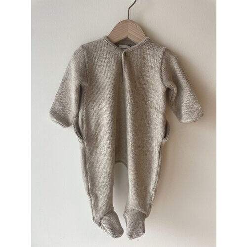 PEQUENO TOCON fleece onesie with feet - beige