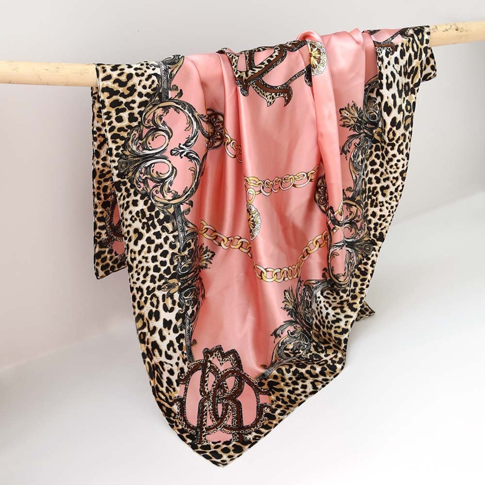 Love Ibiza Satijnen bandana sjaal leo chain pink