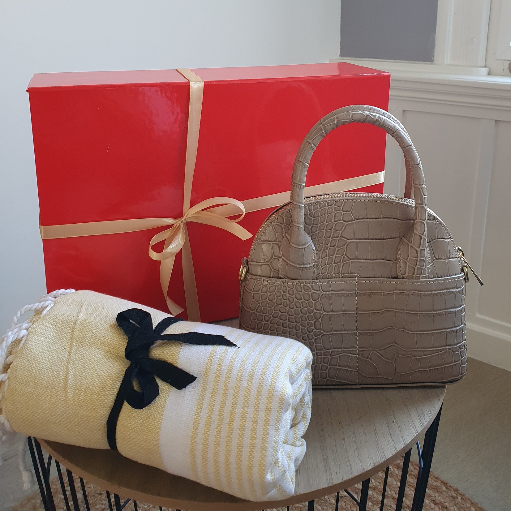 Eve's Gifts Red Gift box - Handbag