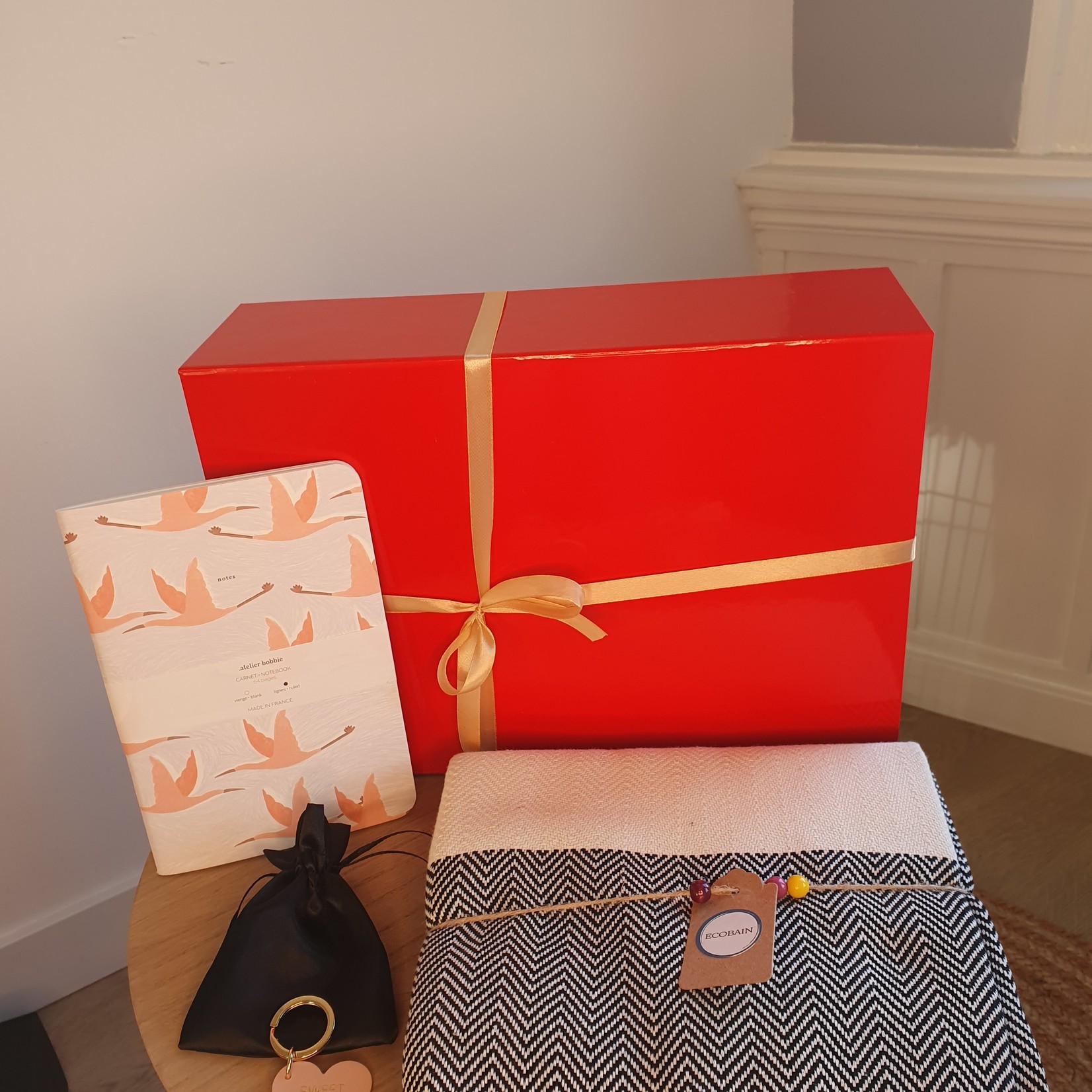 Eve's Gifts Holidays Red Gift box - plaid