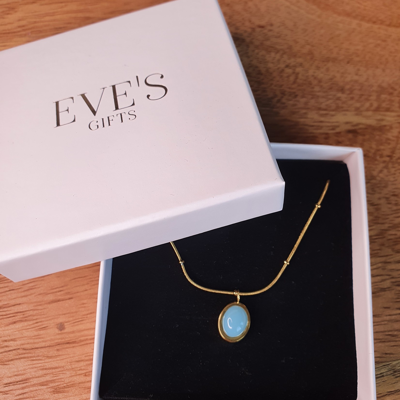 Eve's Gifts 14 Karat vergoldete Halskette mit hellblauem ovalem Stein