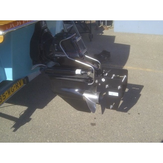 QuickSilver Kurshalter, der beim langsamen Segeln sein Boot unter Kontrolle hat.