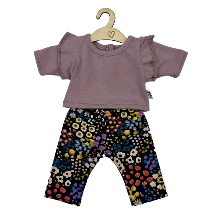 Hollie Poppenbroek en -shirt lavender flowers
