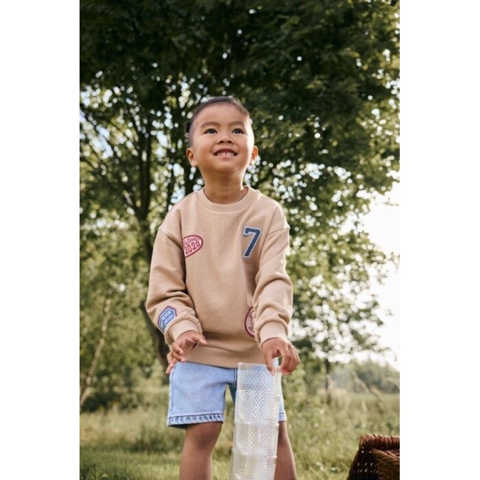 Daily7 Oversized Sweater Badges Latte Sand