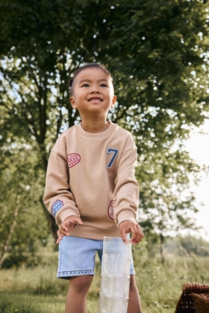 Daily7 Oversized Sweater Badges Latte Sand