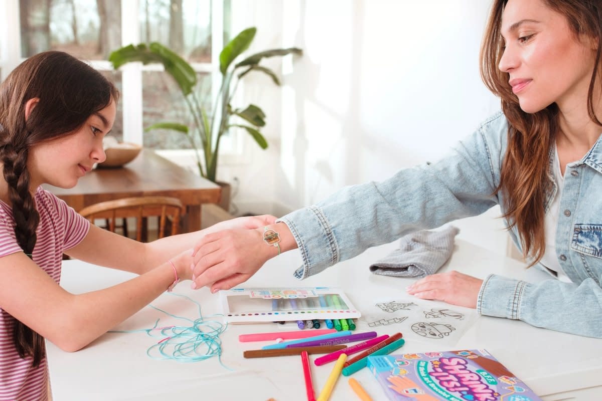 Ooly Ooly – Shrink-Its! D.I.Y. Shrink Art Bracelets Kit – B.F.F.