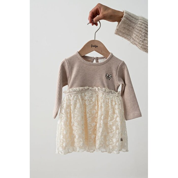 Feetje Jurk met geborduurd tule Taupe melange - Dress to Impress