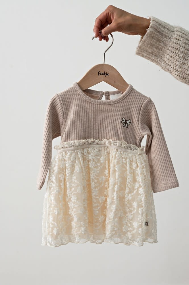 Feetje Jurk met geborduurd tule Taupe melange - Dress to Impress