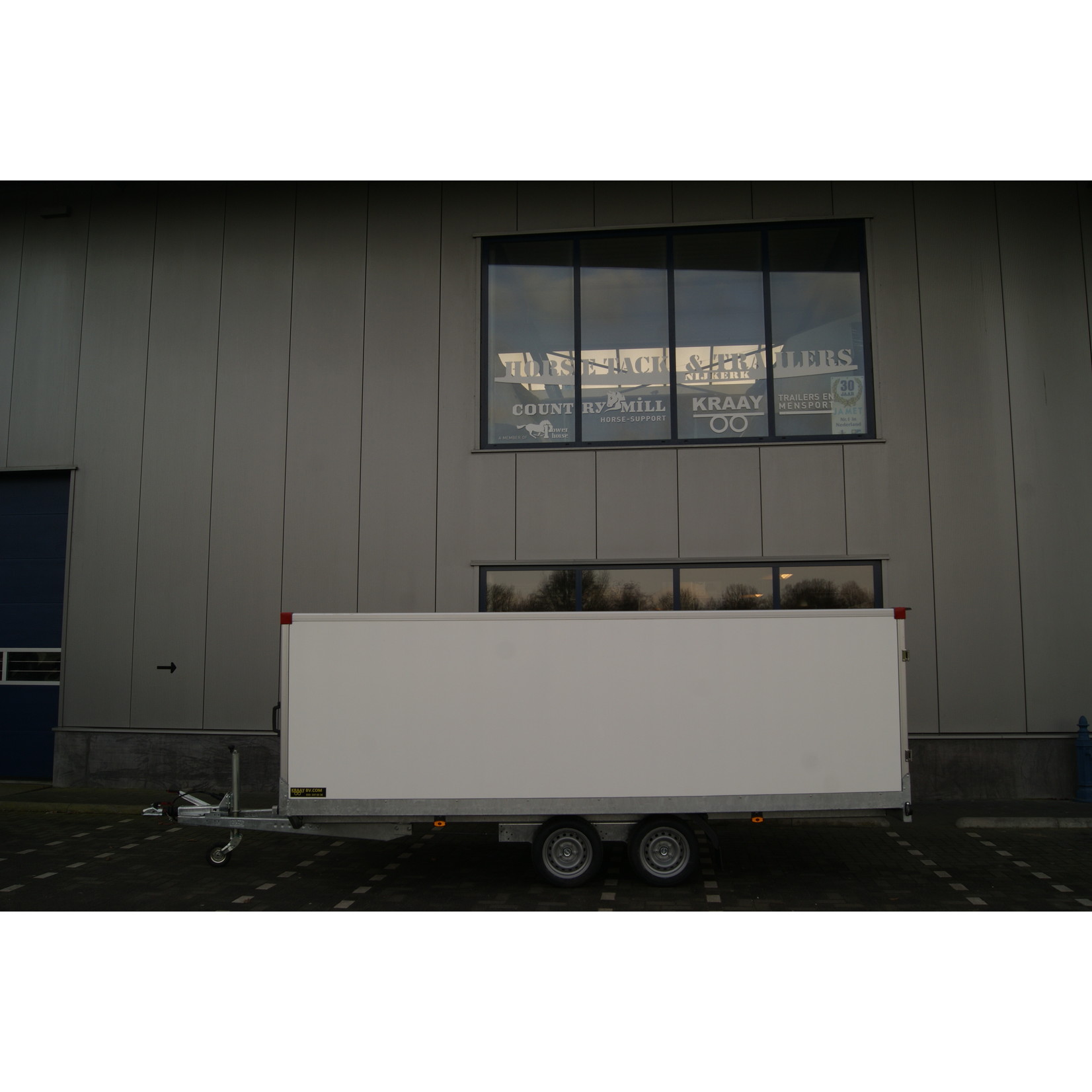 Powertrailer Lesaanhangwagen met vaste gesloten opbouw conform CBR eisen