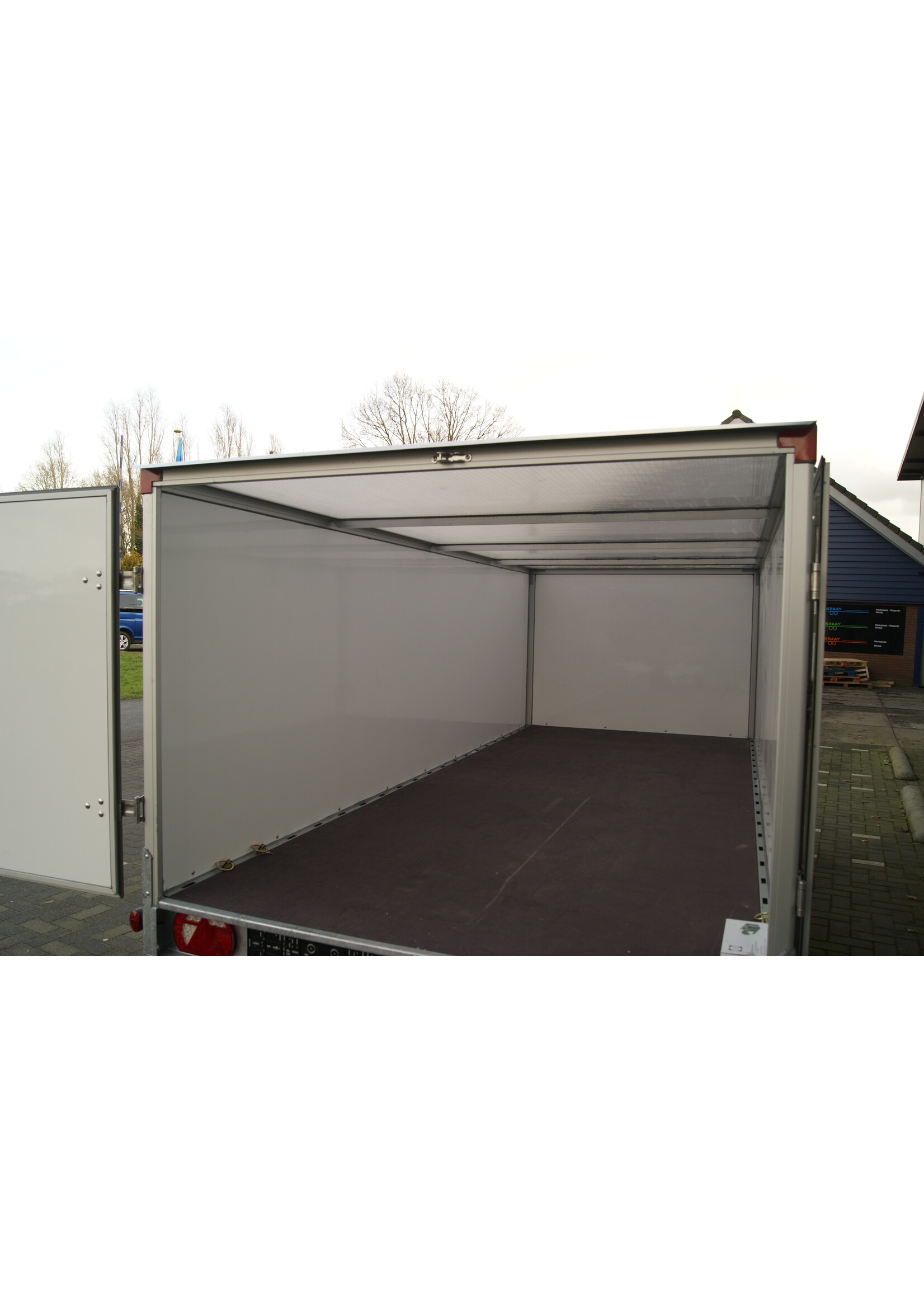 Powertrailer Lesaanhangwagen met vaste gesloten opbouw conform CBR eisen