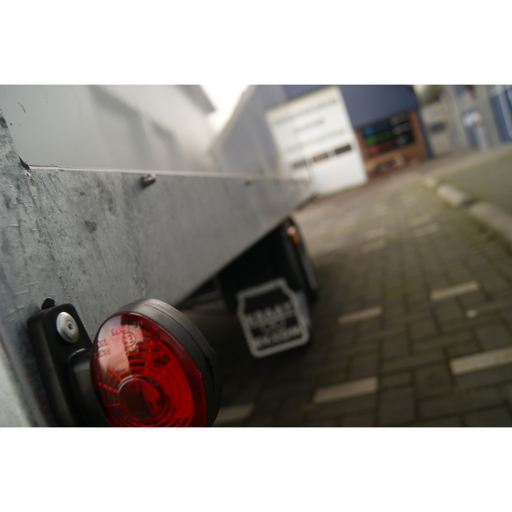 Powertrailer Lesaanhangwagen met vaste gesloten opbouw conform CBR eisen