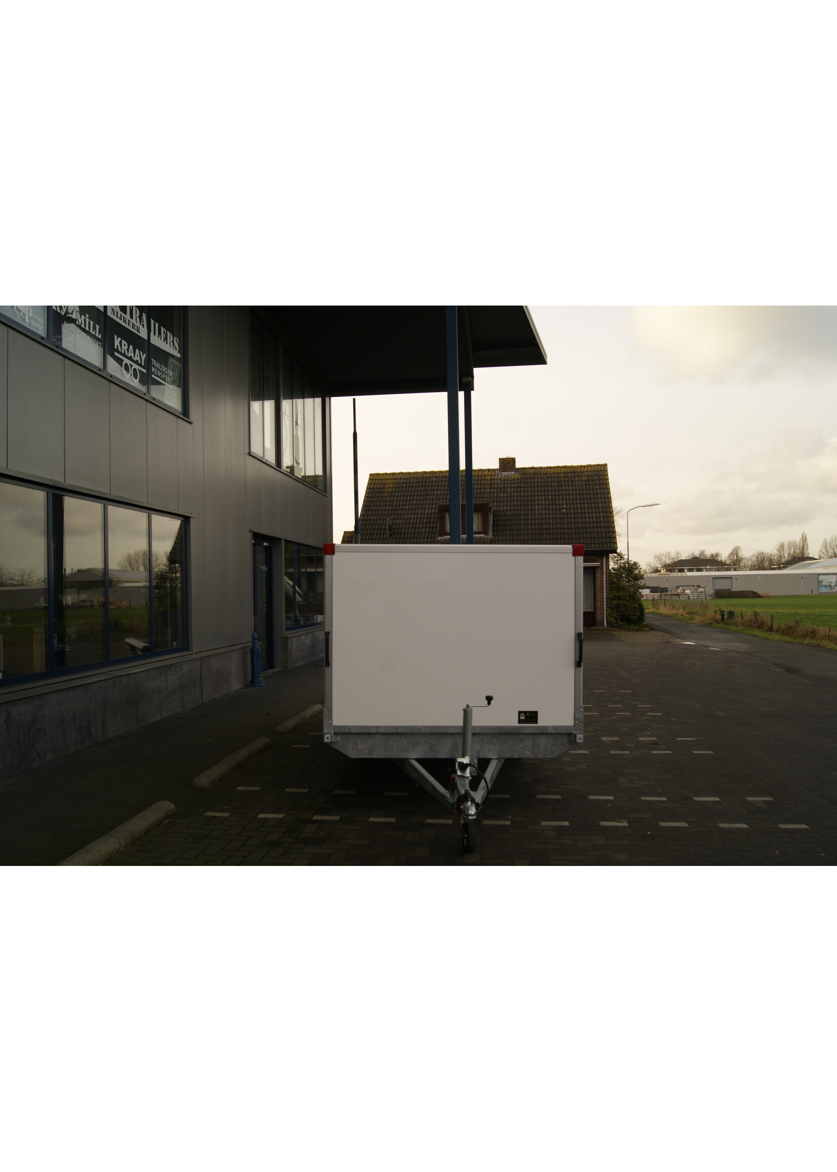 Powertrailer Lesaanhangwagen met vaste gesloten opbouw conform CBR eisen