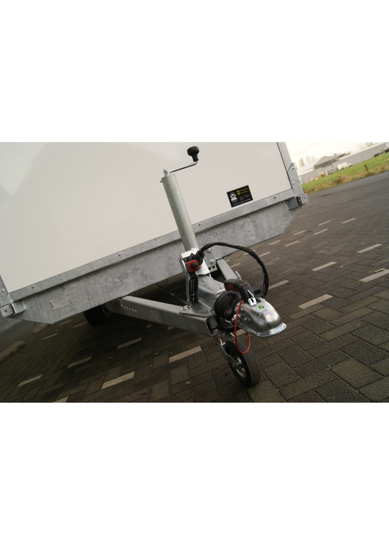 Powertrailer Lesaanhangwagen met vaste gesloten opbouw conform CBR eisen