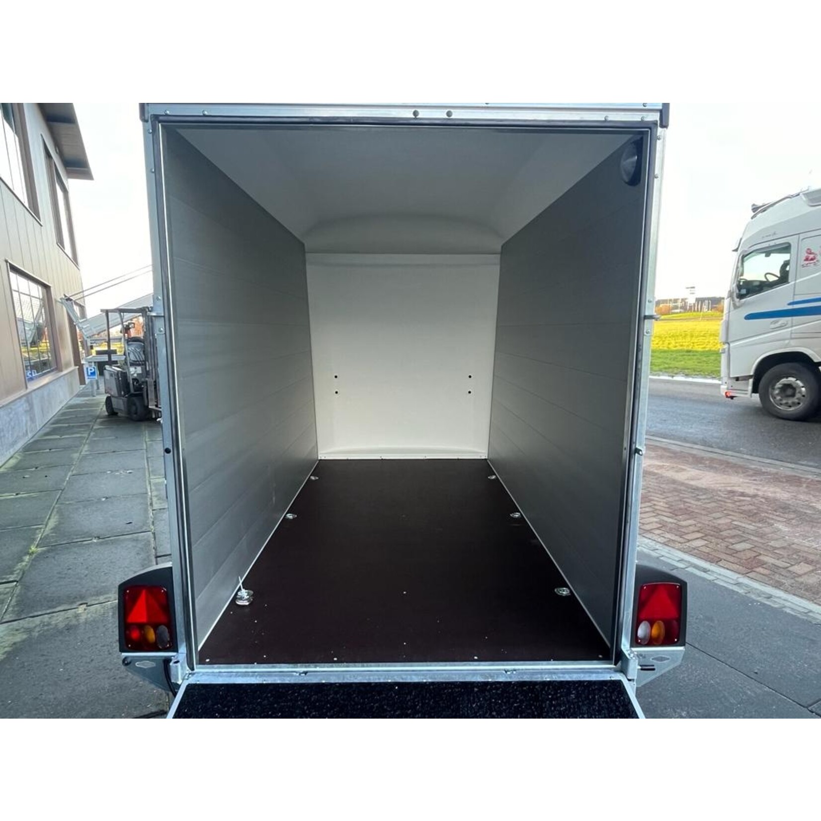 Bockmann Bockmann Gesloten Aanhangwagen | 325 x 151 x 206 cm | 2.700 kg | Geremd ALL - IN AKTIE!