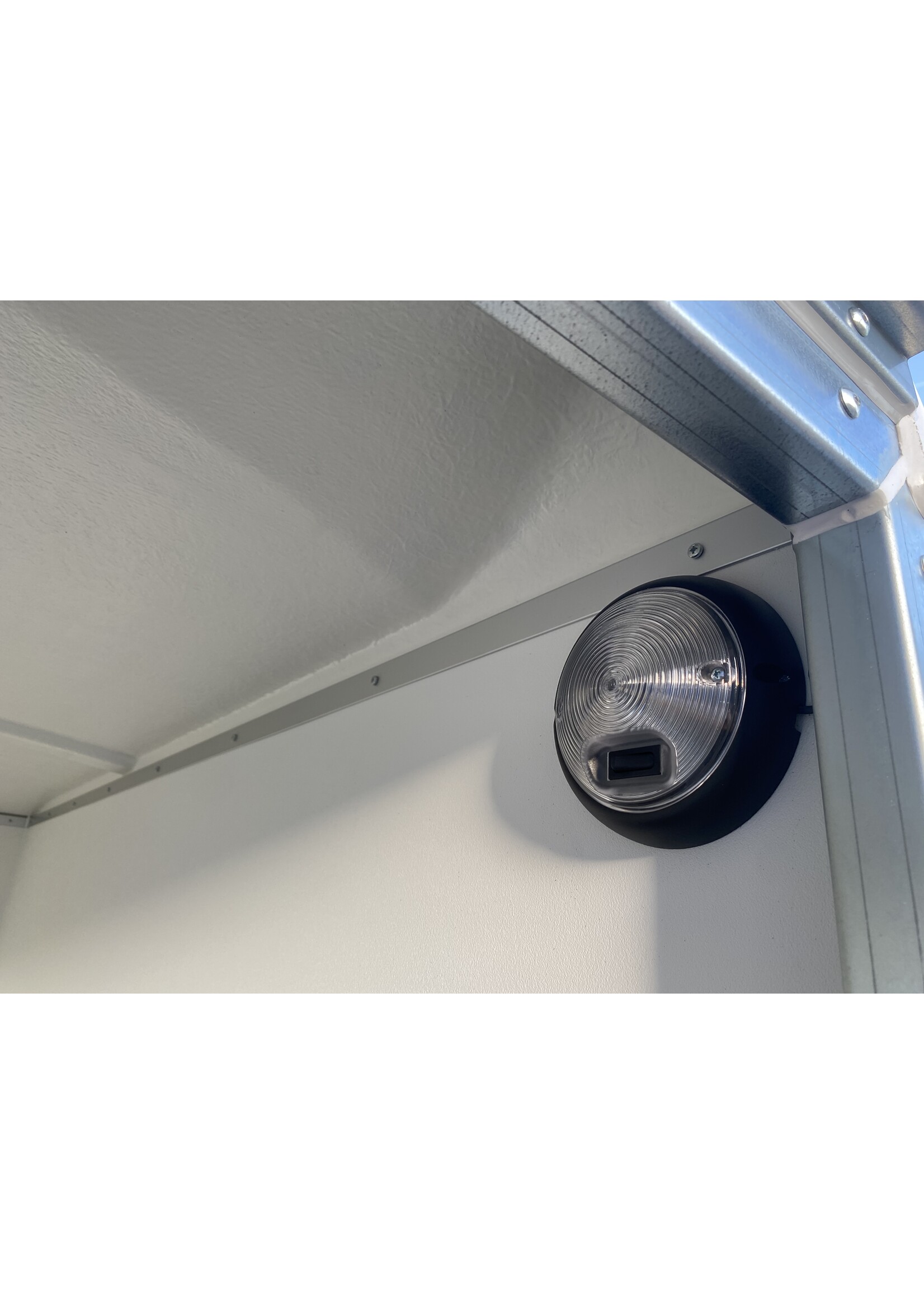 Bockmann Böckmann Gesloten Aanhangwagen | 2515L x 1300B x 1520H  | Geremd | ALL-INN AKTIE