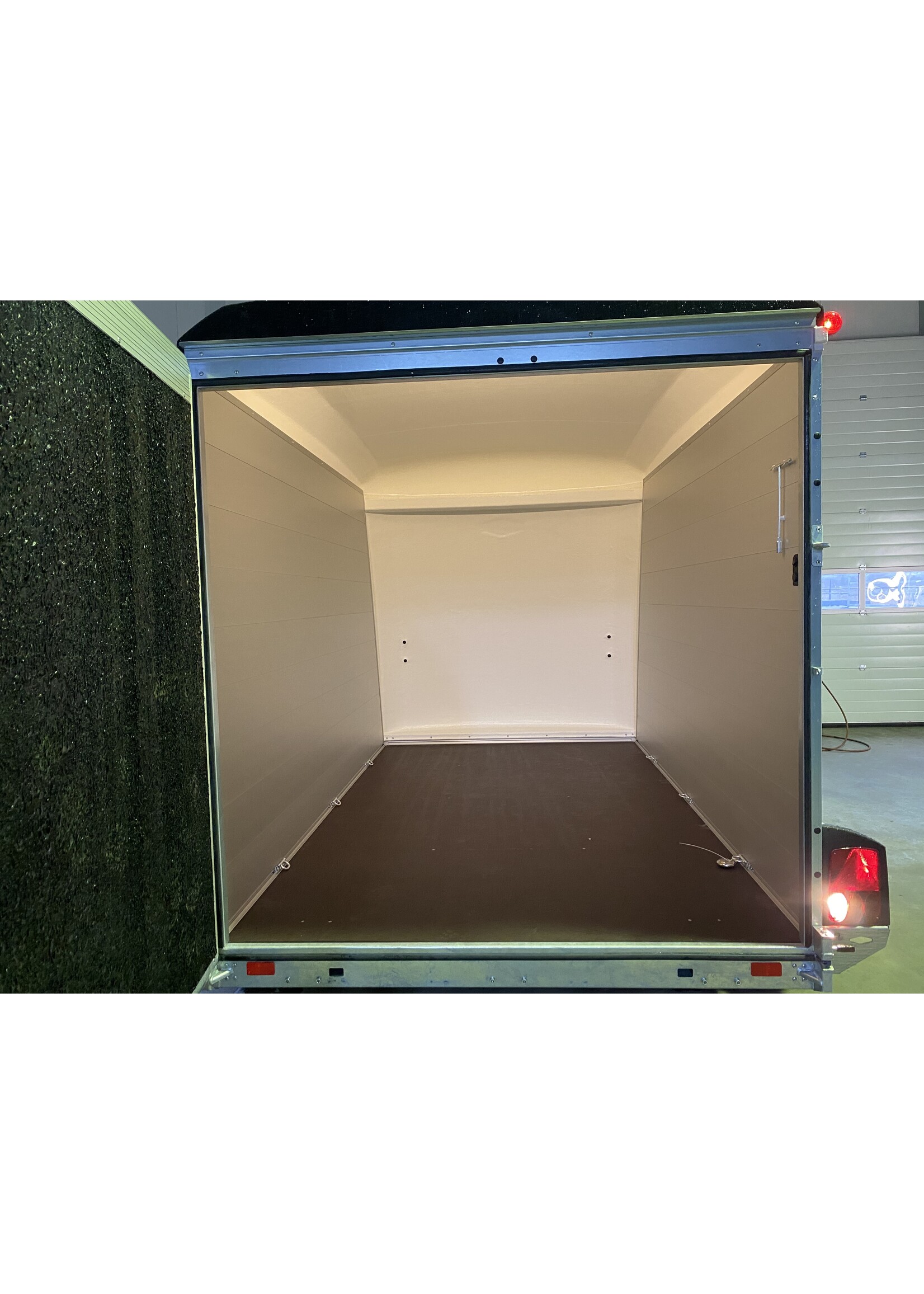 Bockmann Bockmann Gesloten Aanhangwagen | 325 x 187 x 209 cm | 2.700 kg | Geremd ALL - IN AKTIE!