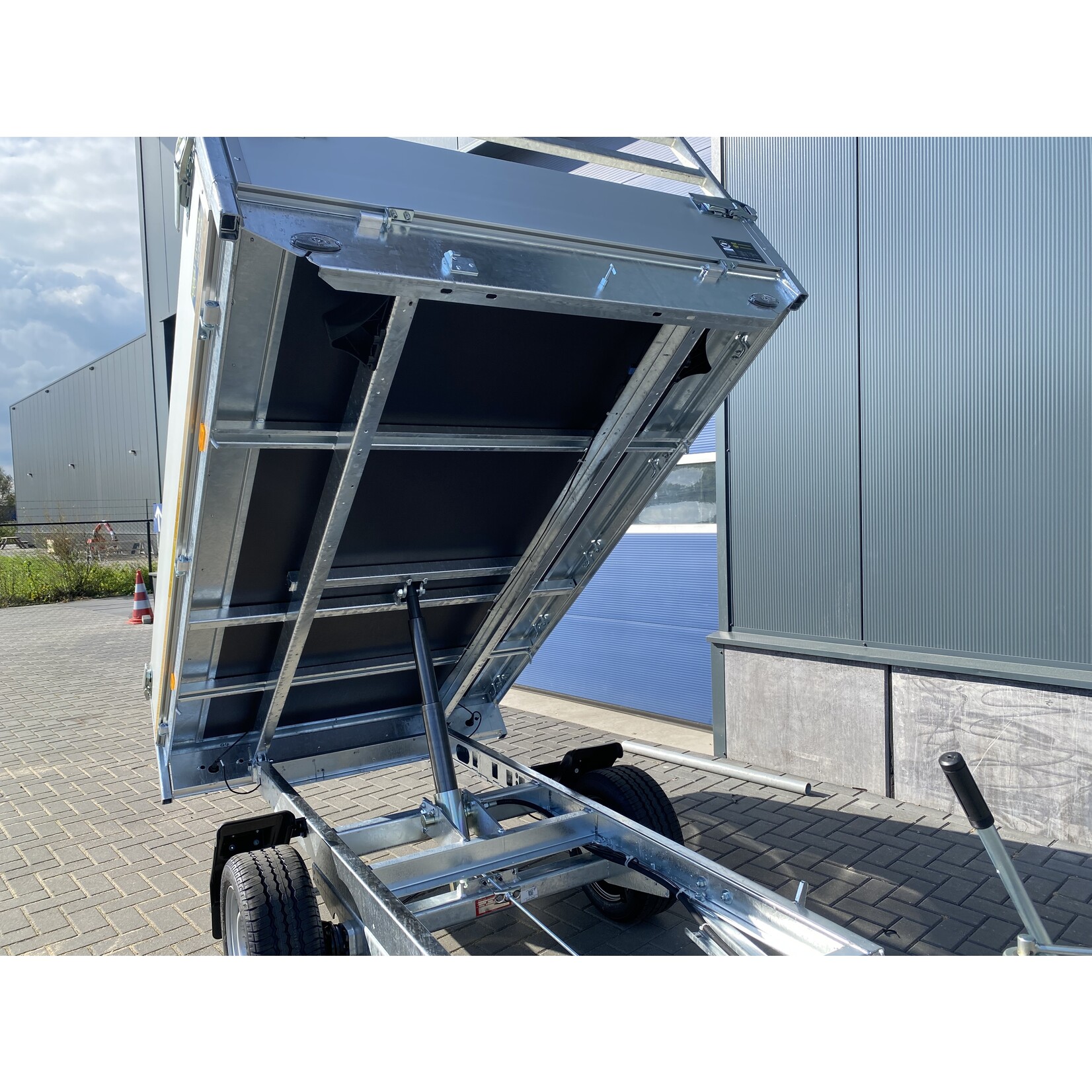 Eduard Eduard kipper handpomp bediend | 260 x 150 x 30 cm | 1.350 kg | geremd ALL - IN AKTIE!