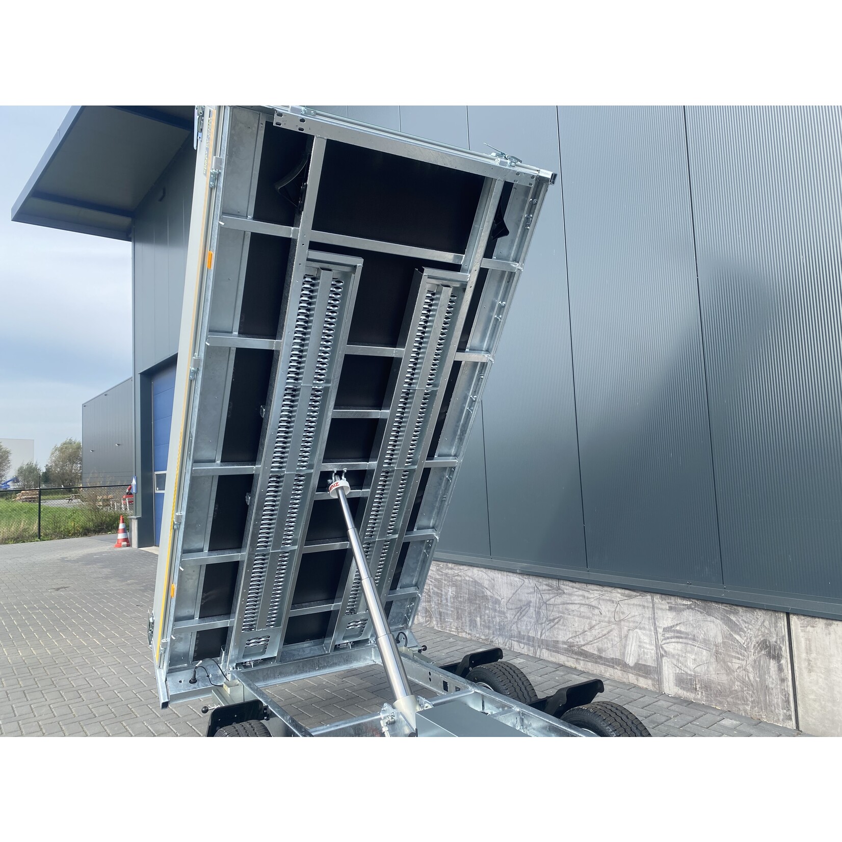 Eduard Eduard kipper |  310 x 160 x 30 Cm | 3.000 Kg  | incl. rijplaten + steunpoten  ALL - IN AKTIE!