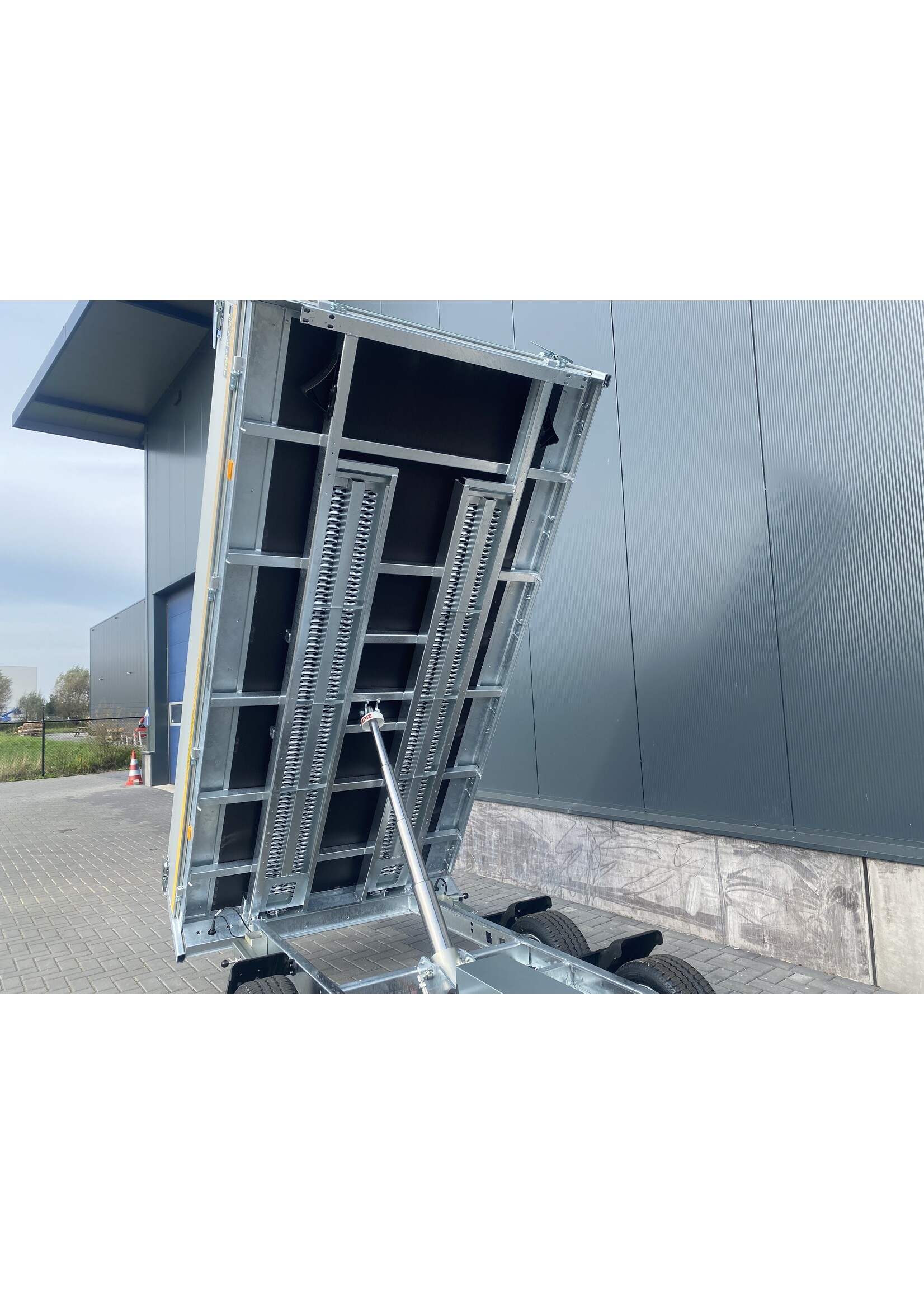 Eduard Eduard kipper |  310 x 160 x 30 Cm | 3.000 Kg  | Geremd  ALL - IN AKTIE!