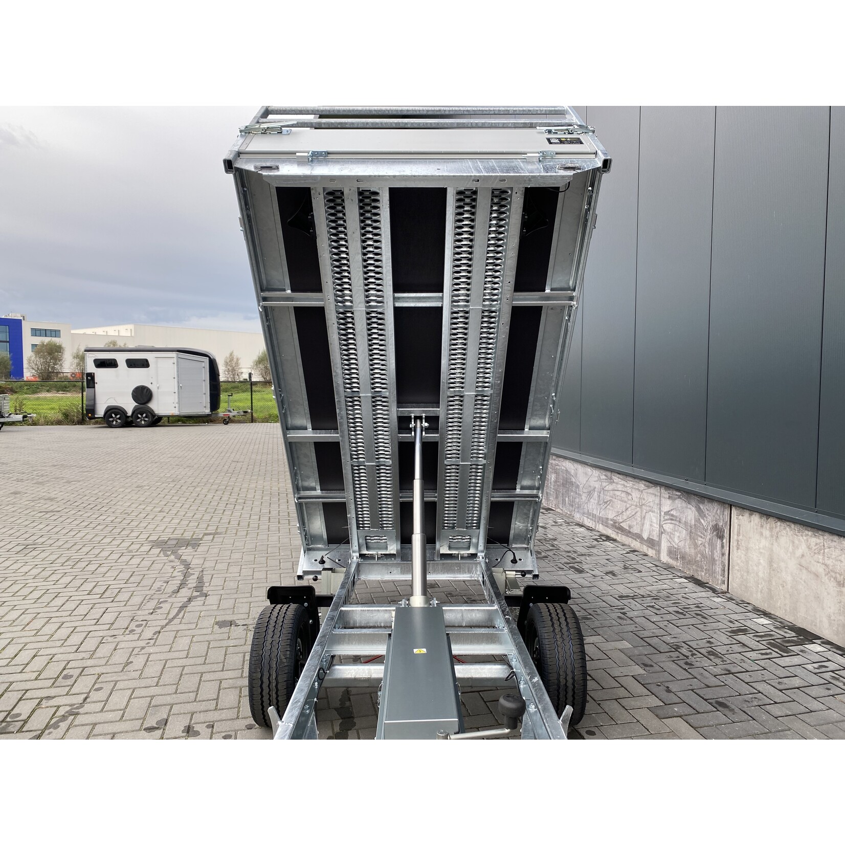 Eduard Eduard kipper elektrisch bediend | 260 x 150 x 30 cm | 1.500 kg | Incl. oprijpakket | Geremd ALL - IN AKTIE!