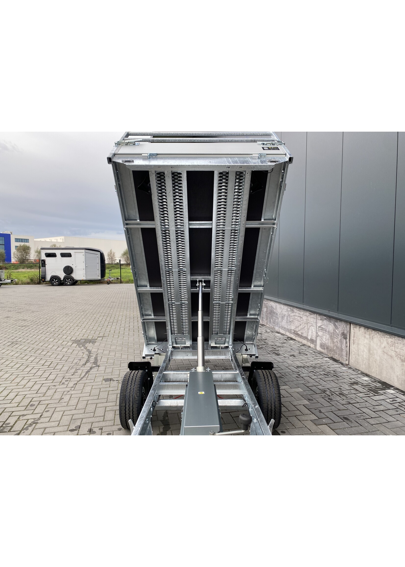 Eduard Eduard kipper elektrisch bediend | 260 x 150 x 30 cm | 1.500 kg | Incl. oprijpakket | Geremd ALL - IN AKTIE!