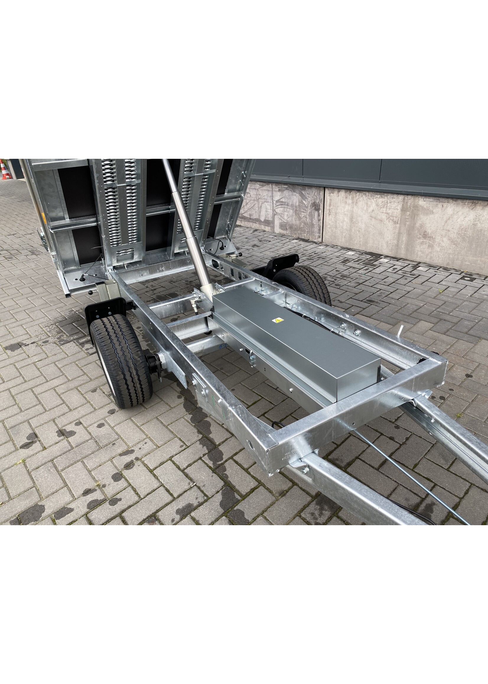 Eduard Eduard kipper elektrisch bediend | 260 x 150 x 30 cm | 1.500 kg | Incl. oprijpakket | Geremd ALL - IN AKTIE!